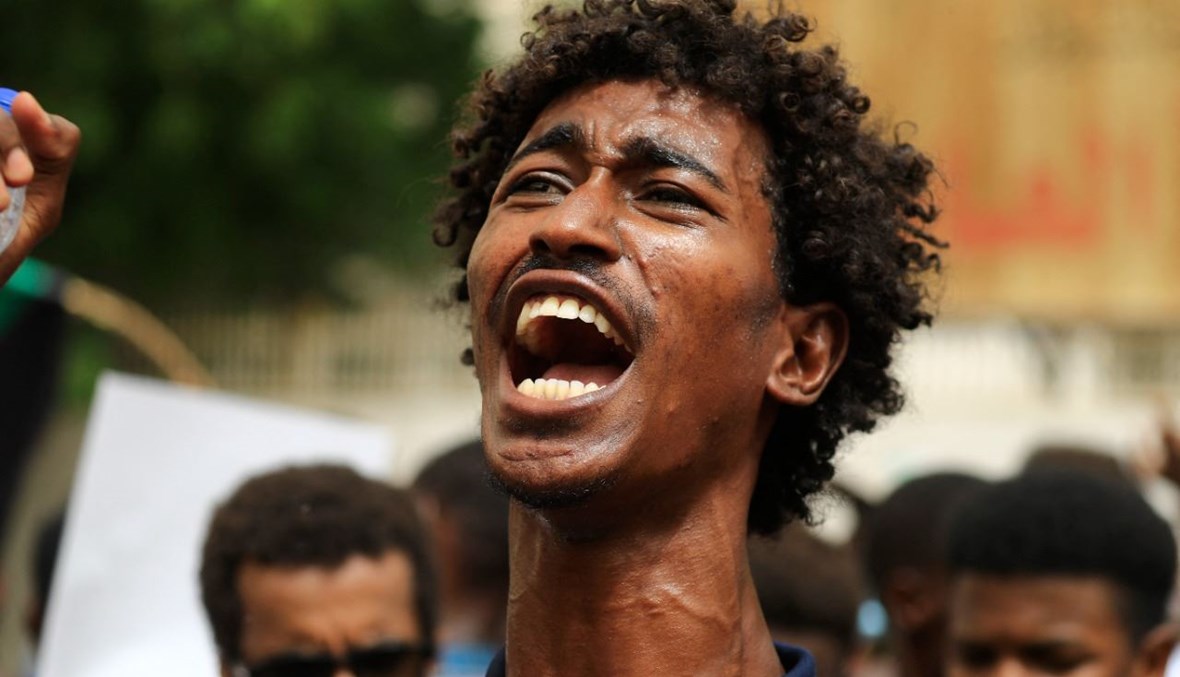 سوداني يهتف بشعارات خلال التظاهرة في العاصمة الخرطوم (3 حزيران 2021، أ ف ب). 