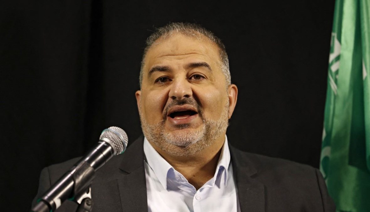 منصور عباس متكلما خلال مؤتمر صحافي في مدينة الناصرة الشمالية (1 نيسان 2021، ا ف ب). 