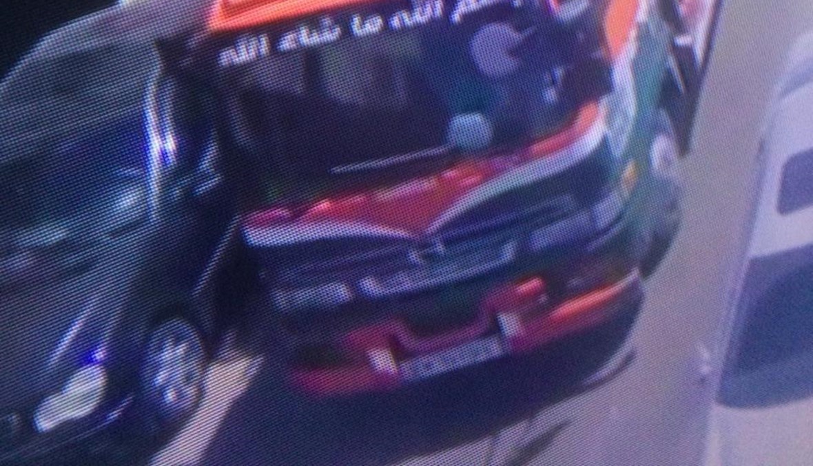 شاحنة تدخل مدينة طرابلس وهي محملة بالنفايات.