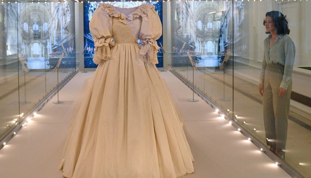 معرض لمصممي أزياء العائلة المالكة البريطانية... فستان زفاف ديانا أبرز المحتويات