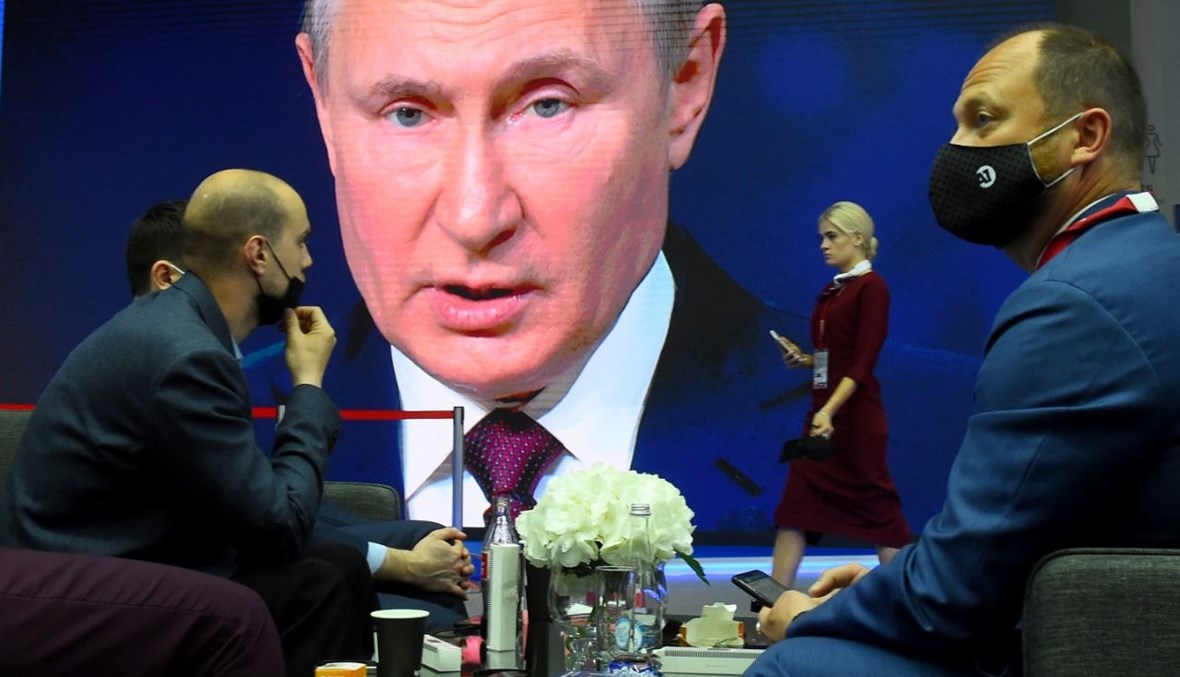 بوتين يظهر على شاشة كبيرة خلال الجلسة العامة لمنتدى سانت بطرسبرج الاقتصادي الدولي في سانت بطرسبرج (4 حزيران 2021، أ ف ب). 