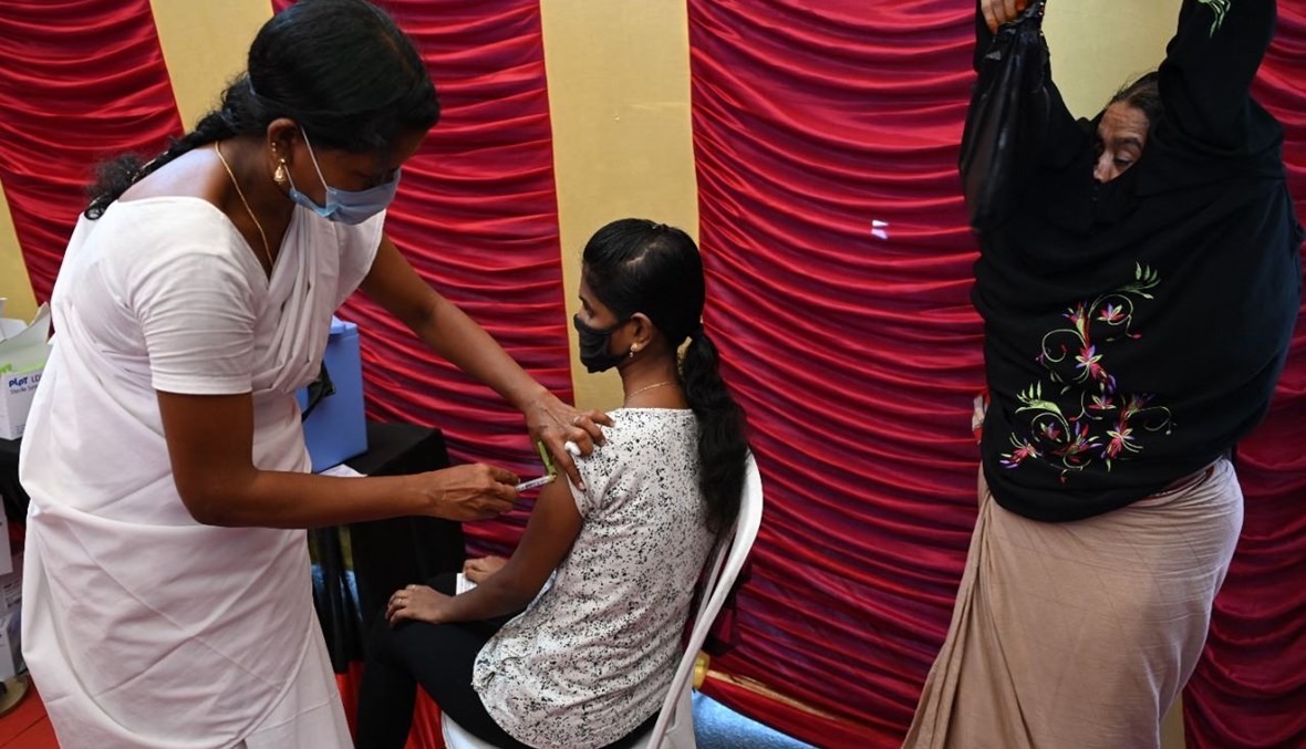 امرأة تتلقى لقاح كورونا في مركز للتطعيم في تشيناي بالهند (4 حزيران 2021، أ ف ب). 