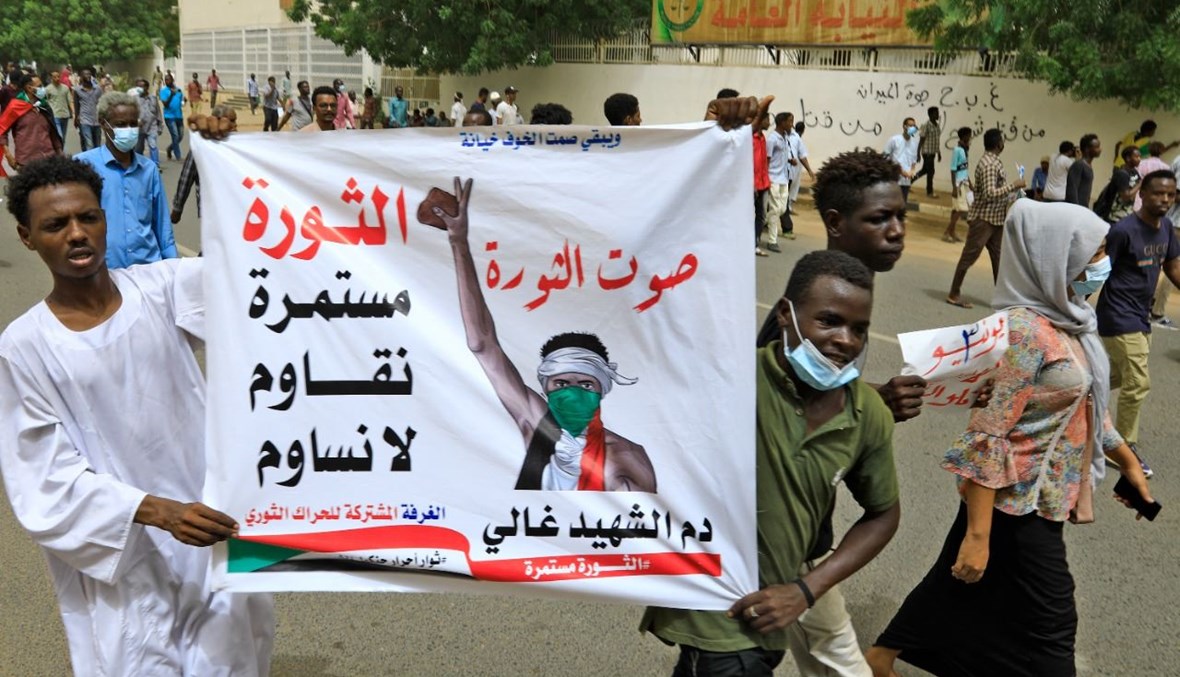 سودانيون يتظاهرون في العاصمة الخرطوم (3 حزيران 2021، ا ف ب). 