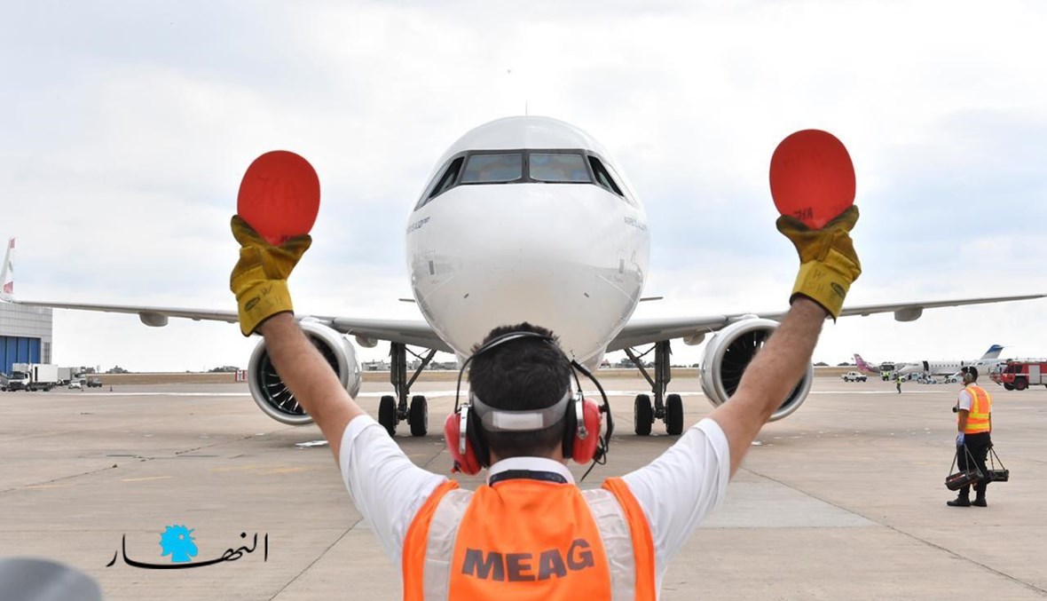 طائرة تابعة لطيران الشرق الأوسط تحطّ في مطار بيروت (نبيل إسماعيل).