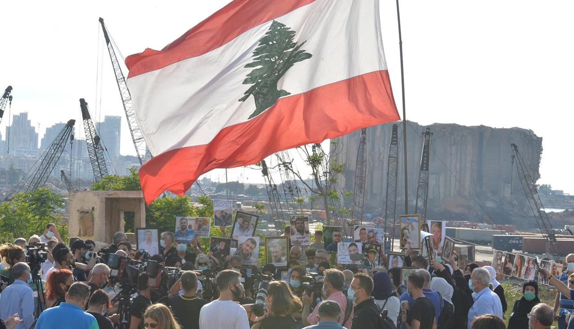 رفع العلم اللبناني قبالة المرفأ في الشهر العاشر للانفجار.