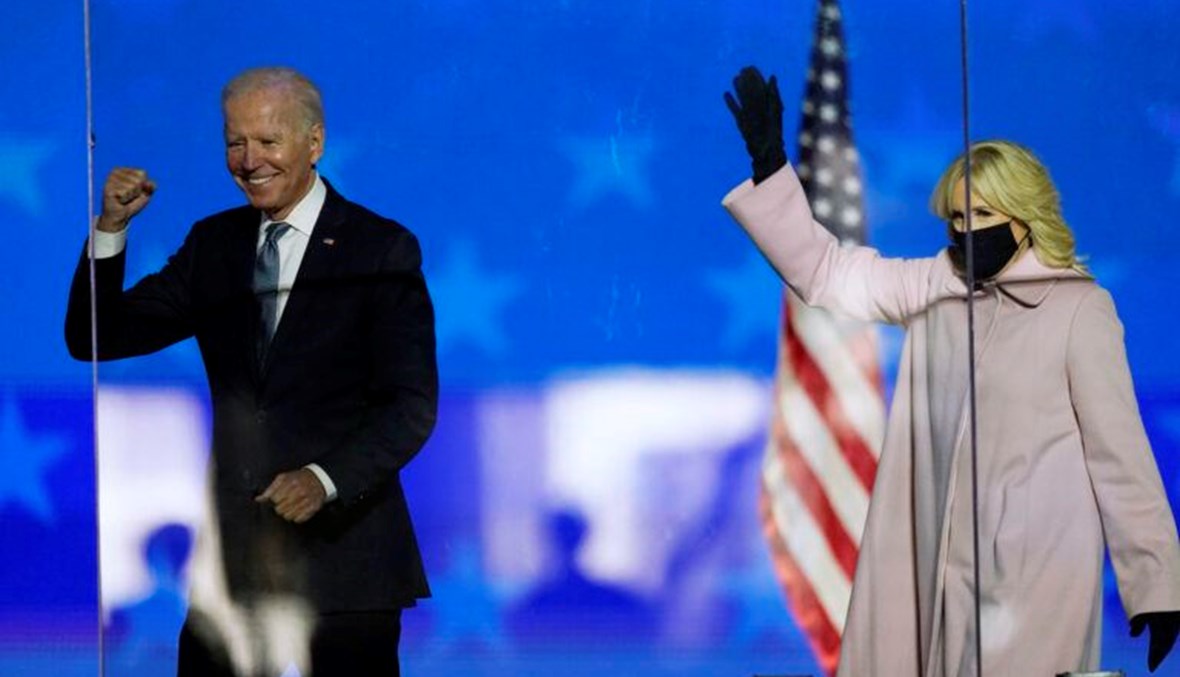 الرئيس الأميركي جو بايدن وزوجته جيل يلقيان التحية على مناصريهما، "أ ب"