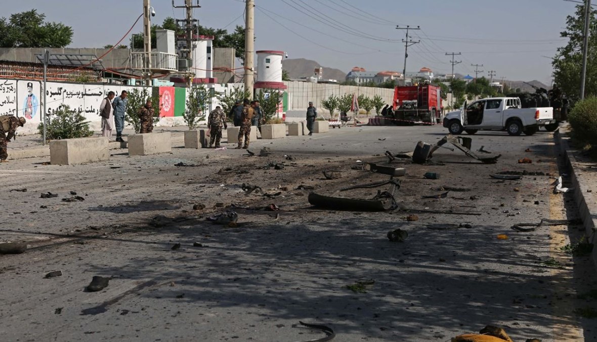 عناصر أمنيون يقفون في موقع انفجار في كابول (3 حزيران 2021، أ ف ب). 