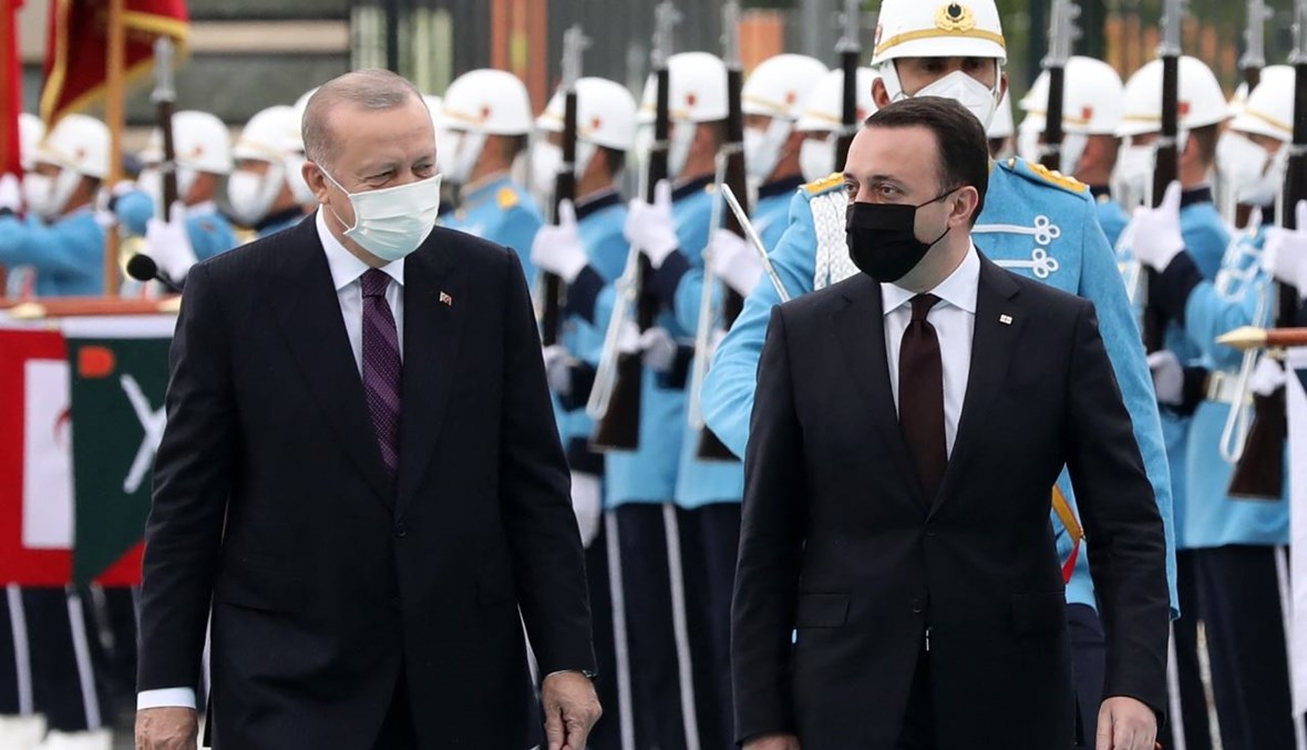 إردوغان مستقبلا رئيس وزراء جورجيا إيراكلي غاريباشفيلي في أنقرة (1 حزيران 2021، ا ف ب). 