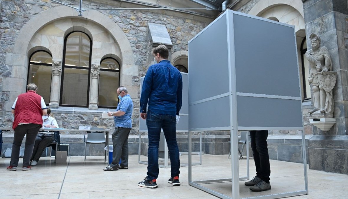 ناخبون ينتظرون في مركز اقتراع في متحف ماغديبورغ لتاريخ الفن، خلال الانتخابات الإقليمية في ولاية ساكسونيا أنهالت الألمانية (6 حزيران 2021، أ ف ب). 