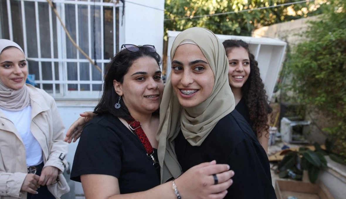  قريبات وصديقات يرحبن بالناشطة الفلسطينية منى الكرد بعد إطلاقها في حي الشيخ جراح بالقدس الشرقية أمس.(أ ف ب)