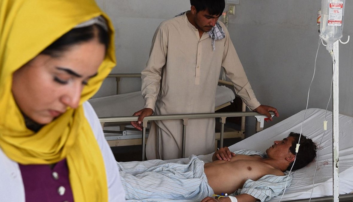 جريح يتلقى العلاج في مستشفى ابن سينا الإقليمي بعد اصابته بهجوم بقنبلة في محافظة بلخ (6 حزيران 2021، أ ف ب). 
