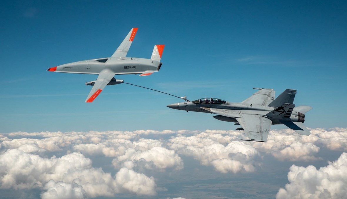 طائرة البوينغ المسيّرة تزود المقاتلة بالوقود في الجو (7 حزيران 2021، أ ف ب). 
