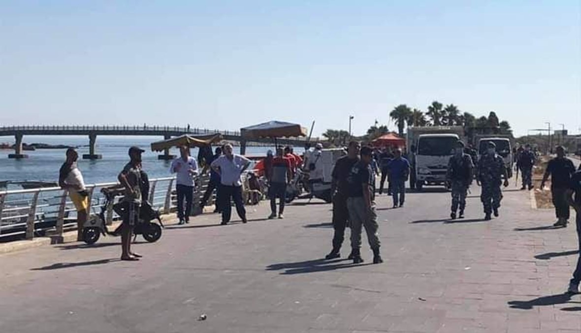 أثناء إزالة البسطات والأكشاك الممتدة على طول كورنيش ميناء طرابلس.