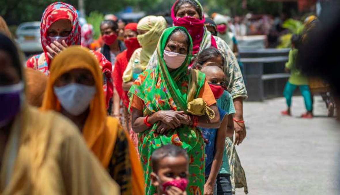 نساء ينتظرن في طابور للحصول على طعام في العاصمة الهندية نيودلهي.