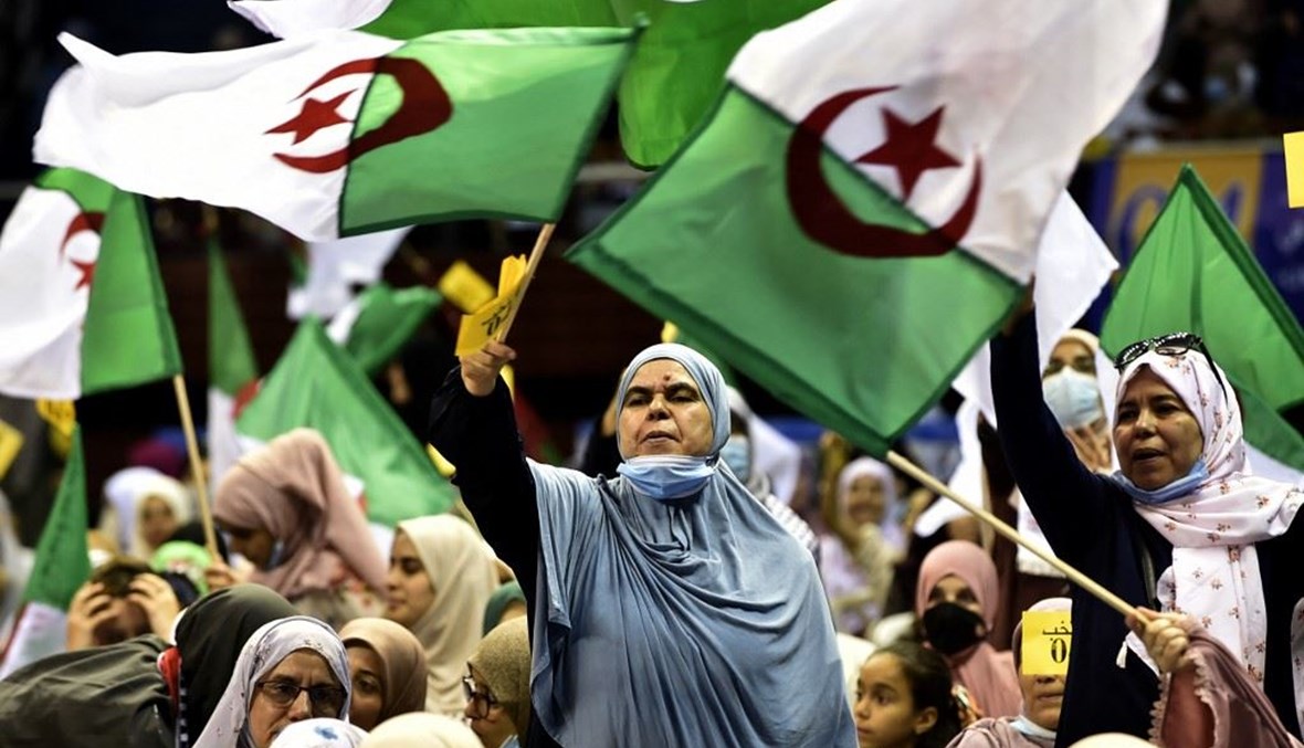 مؤيدات لحركة مجتمع السلم خلال تجمع انتخابي في العاصمة الجزائرية الثلثاء.(أ ف ب)