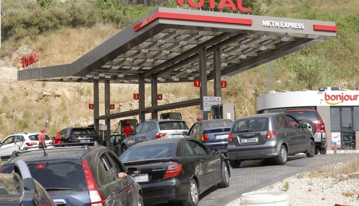 اللبنانيون عالقون ما بين محطات الوقود حيث يبحثون عن البنزين (مارك فياض وحسام شبارو)