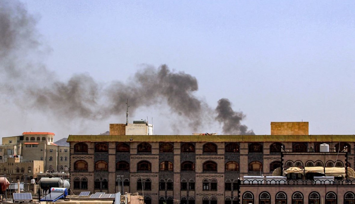 دخان يتصاعد من صنعاء، في أعقاب غارة جوية نفذتها قوات التحالف بقيادة السعودية (10 حزيران 2021، ا ف ب). 