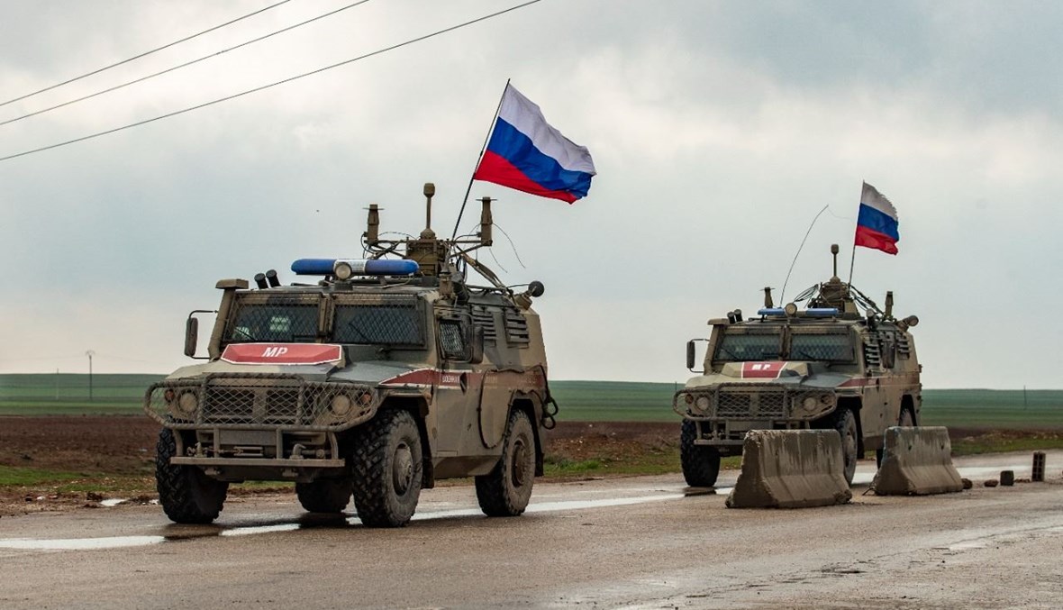 آليات تابعة للشرطة العسكرية الروسية تقوم بدورية على الطريق السريع "أم 4" في محافظة الحسكة شمال شرق سوريا (22 شباط 2020، أ ف ب).  
