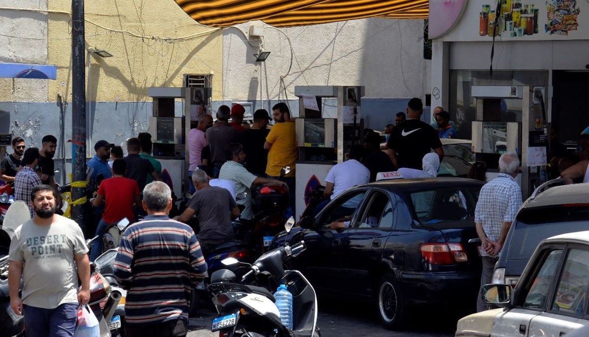 مشهد من اذلال اللبنانيين المتمادي امام محطات الوقود ودعوة خجولة الى الانتفاض والثورة مجدداً. 