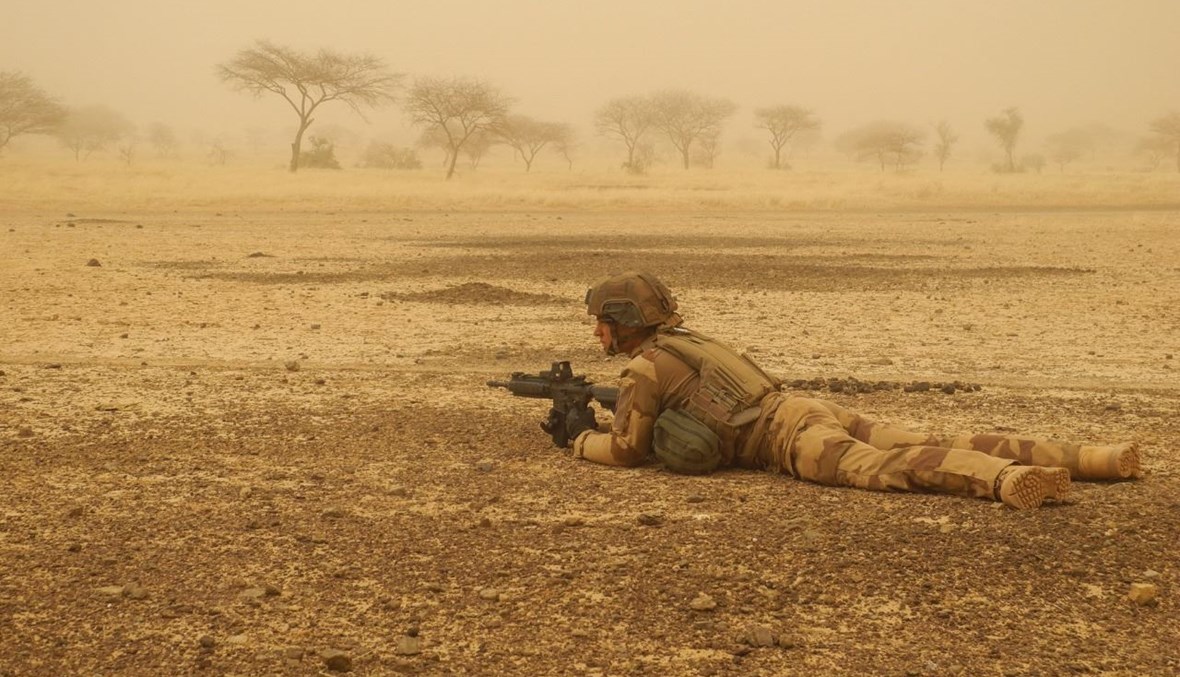 جندي فرنسي يراقب خلال رحلة لقافلة عسكرية بين غوسي وهومبوري قبل بدء عملية برخان في منطقة غورما في مالي (26 آذار 2021، أ ف ب).