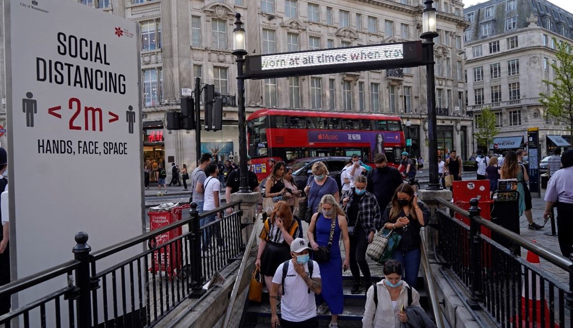 أشخاص يدخلون محطة مترو أكسفورد سيركس لندن في وسط لندن (7 حزيران 2021، أ ف ب). 