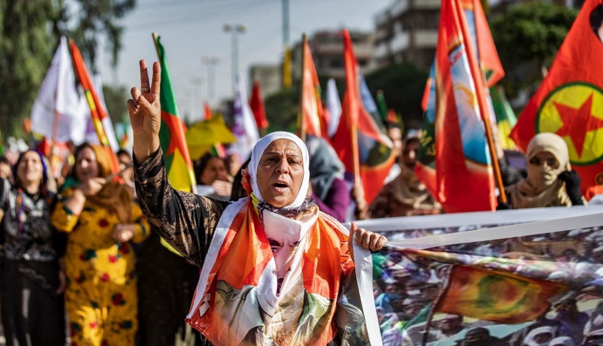 أكراد سوريون يتظاهرون في مدينة القامشلي شمال شرق سوريا احتجاجا على الهجوم التركي على مناطق حزب العمال الكردستاني في شمال العراق (10 حزيران 2021، ا ف ب). 