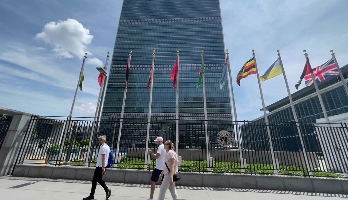 أشخاص يمرون بالقرب من مقر الأمم المتحدة على الجانب الشرقي من مانهاتن في نيويورك (8 حزيران 2021، ا ف ب). 