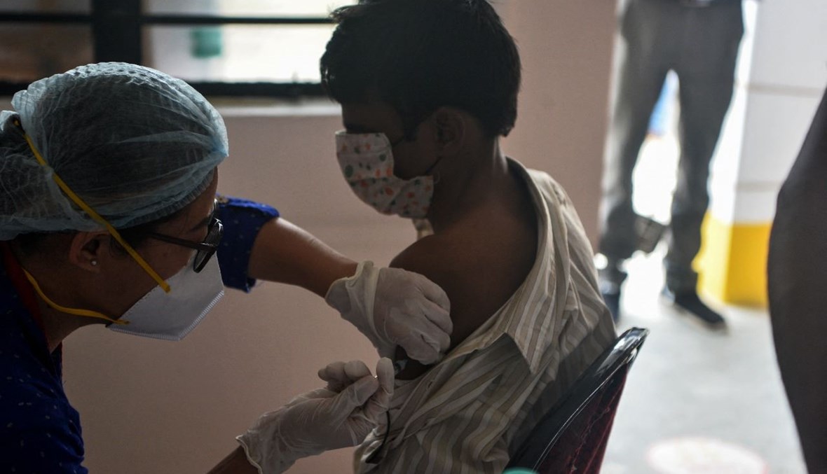 رجل يتلقى لقاح كورونا خلال حملة تطعيم في مستشفى ميديكا نورث بنغال للسرطان على بعد 15 كلم من سيليغوري بالهند (11 حزيران 2021، أ ف ب).