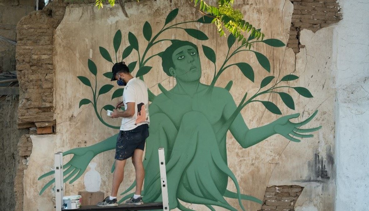 فنان الغرافيتي يرسم على الجدران في نيقوسيا. (أ ف ب)