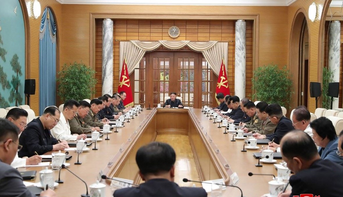 كيم جونغ أون يرأس اجتماع اللجنة العسكرية المركزية (أ ف ب). 