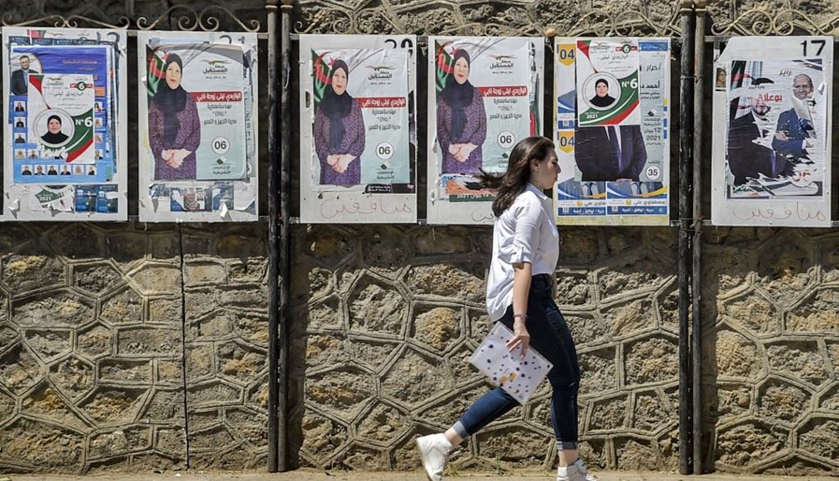 الجزائريون يدلون بأصواتهم في انتخابات برلمانية (أ ف ب). 