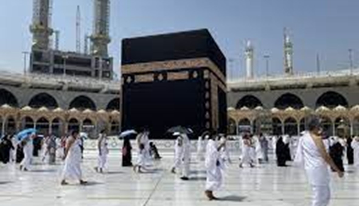 معتمرون يطوفون حول الكعبة المشرفة في مجمع المسجد الحرام في مكة المكرمة (4 ت1 2020، أ ف ب).