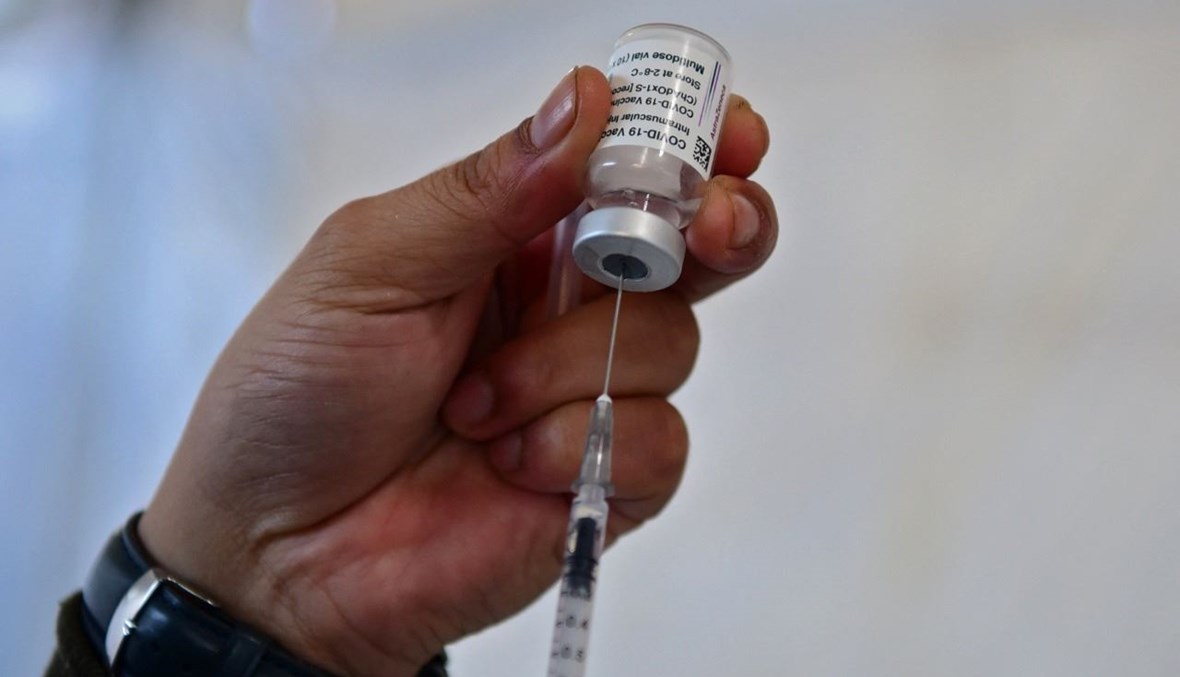 عامل صحي يحضر جرعة من لقاح استرازينيكا في مركز تطعيم في فيلا إليسا في باراغواي (12 حزيران 2021، أ ف ب).