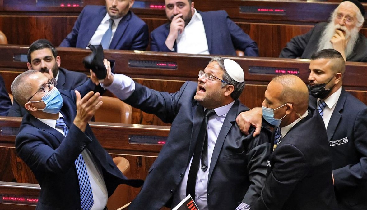 عضو الكنيست إيتامار بن غفير الذي يرأس حزب "القوة اليهودية" يعترض خلال الجلسة (13 حزيران 2021، أ ف ب). 