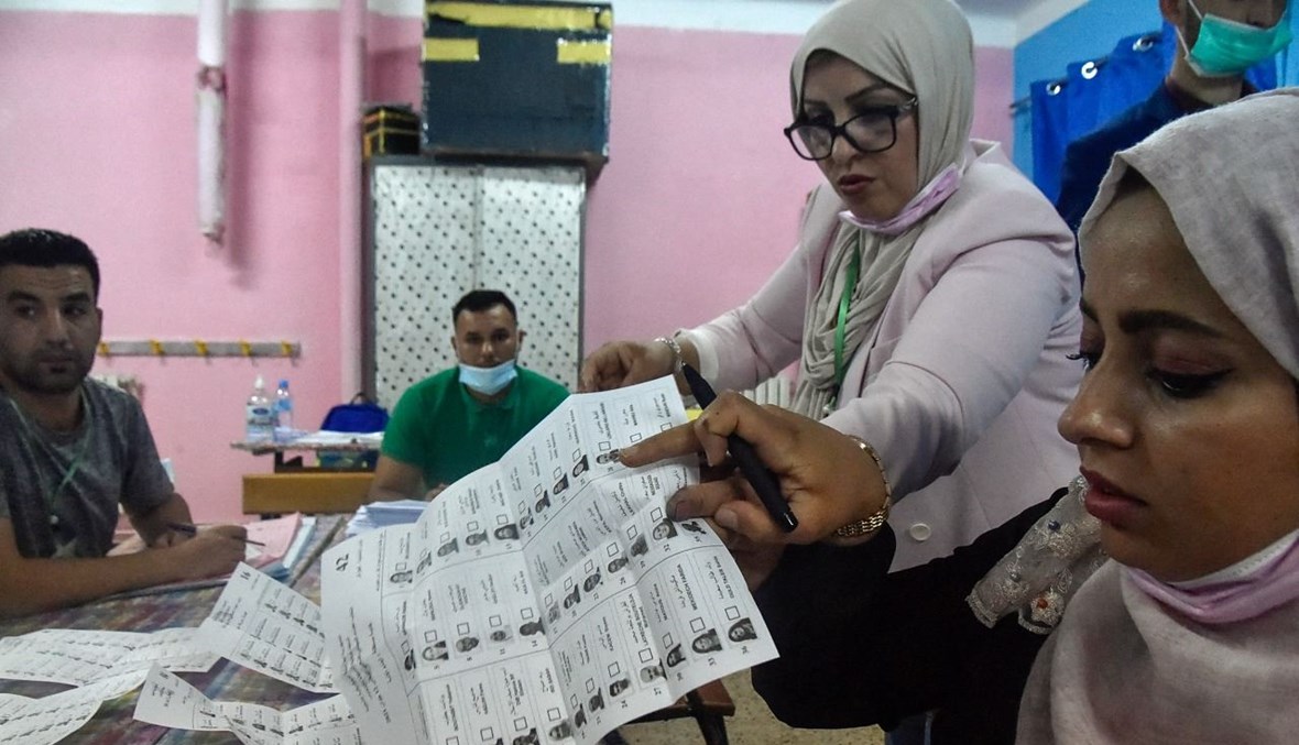 فرز للأصوات في مركز اقتراع في بوشاوي في الضواحي الغربية للعاصمة الجزائر (12 حزيران 2021، أ ف ب). 