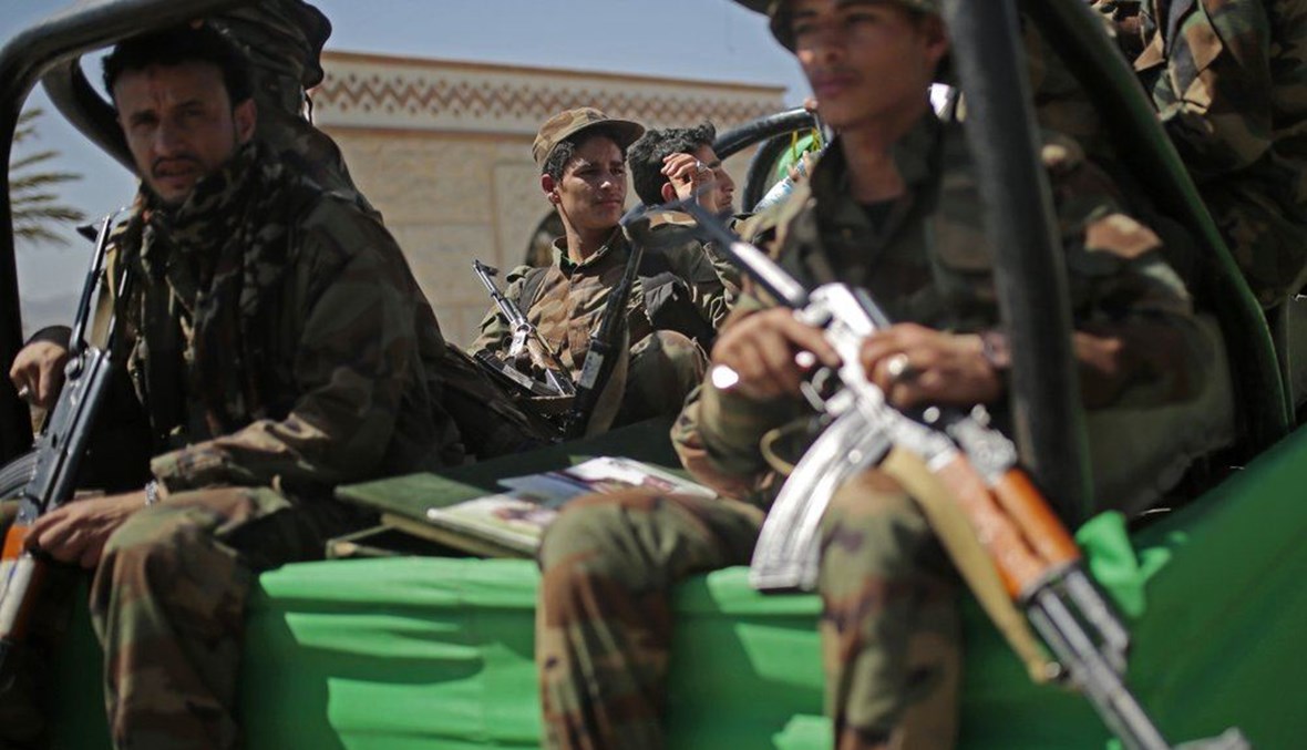 مقاتلون من الحوثيين يستقلون سيارة في صنعاء خلال تشييع اتراب لهم قُتِلوا في المعارك مع قوات الحكومة اليمنية (16 شباط 2021، أ ب). 