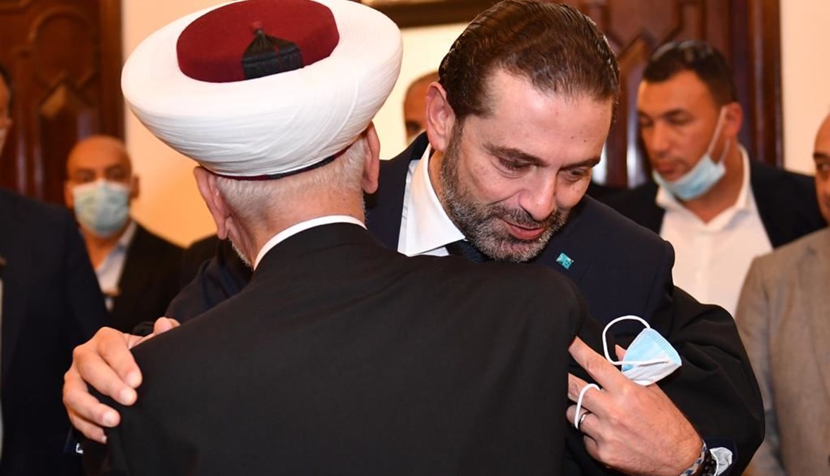 الرئيس سعد الحريري مع المفتي دريان في دار الفتوى أمس (نبيل اسماعيل).