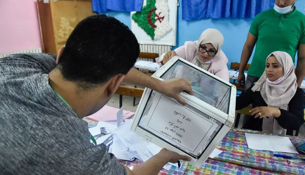 فرز للأصوات في مركز اقتراع في بوشاوي بالضواحي الغربية للعاصمة الجزائر (12 حزيران 2021، أ ف ب). 