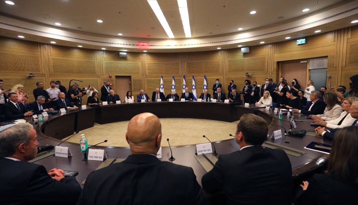 الحكومة الإسرائيلية الجديدة تعقد أول اجتماع لها برئاسة بينيت في الكنيست بالقدس (13 حزيران 2021، ا ف ب). 