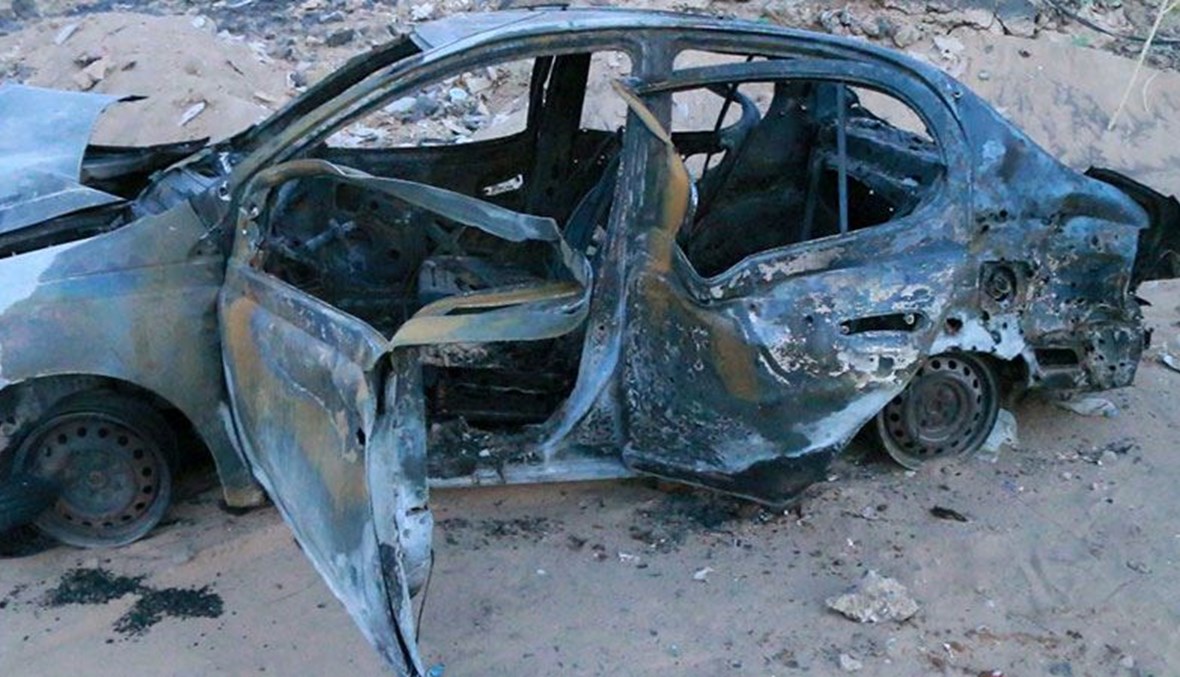 سيارة محترقة بعد قصف حوثي على مأرب في 5 حزيران الجاري. (أ ف ب)  