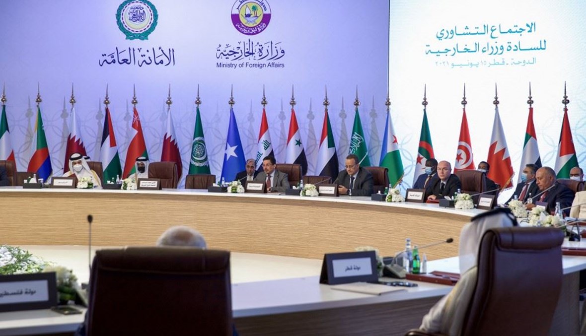 وزراء الخارجية العرب خلال إجتماعهم الطارىء في الدوحة أمس.   (أ ف ب)