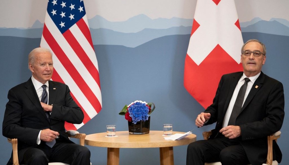 الرئيس الاميركي جو بايدن والرئيس السويسري غي بارميلان في جنيف أمس.   (أ ف ب)