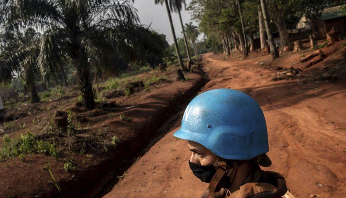 عنصر من قوات حفظ السلام التابعة للأمم المتحدة، في بانغاسو بجمهورية إفريقيا الوسطى (14 شباط 2021، أ ب). 