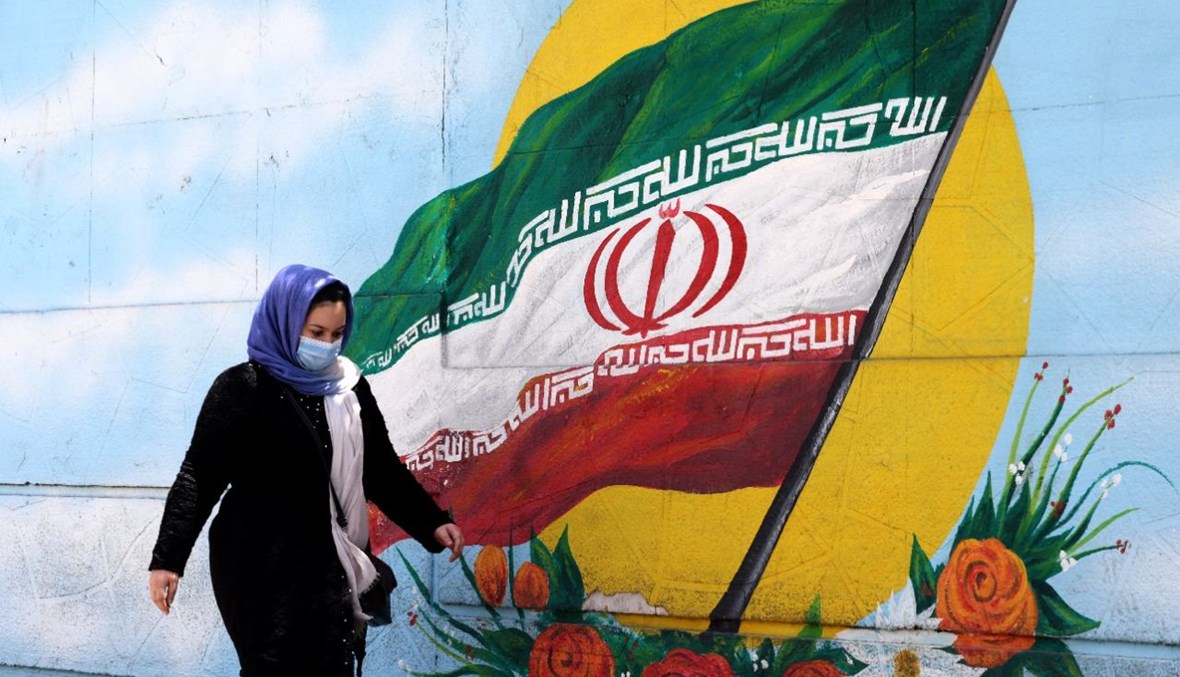 امرأة تمشي في أحد الشوارع في طهران (17 حزيران 2021، أ ف ب). 