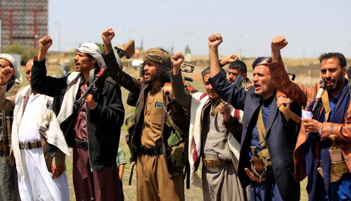 مقاتلون يمنيون موالون للحوثيين يرفعون قبضتهم خلال مسيرة في العاصمة صنعاء للتعبير عن التضامن مع الفلسطينيين (20 ايار 2021، أ ف ب). 