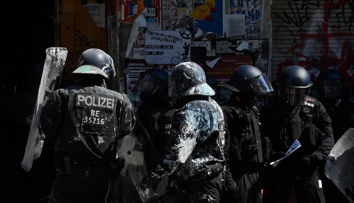 صورة تعبيرية- عناصر من الشرطة يحاولون دخول شارع في منطقة فريدريشاين في برلين (17 حزيران 2021، أ ف ب). 
