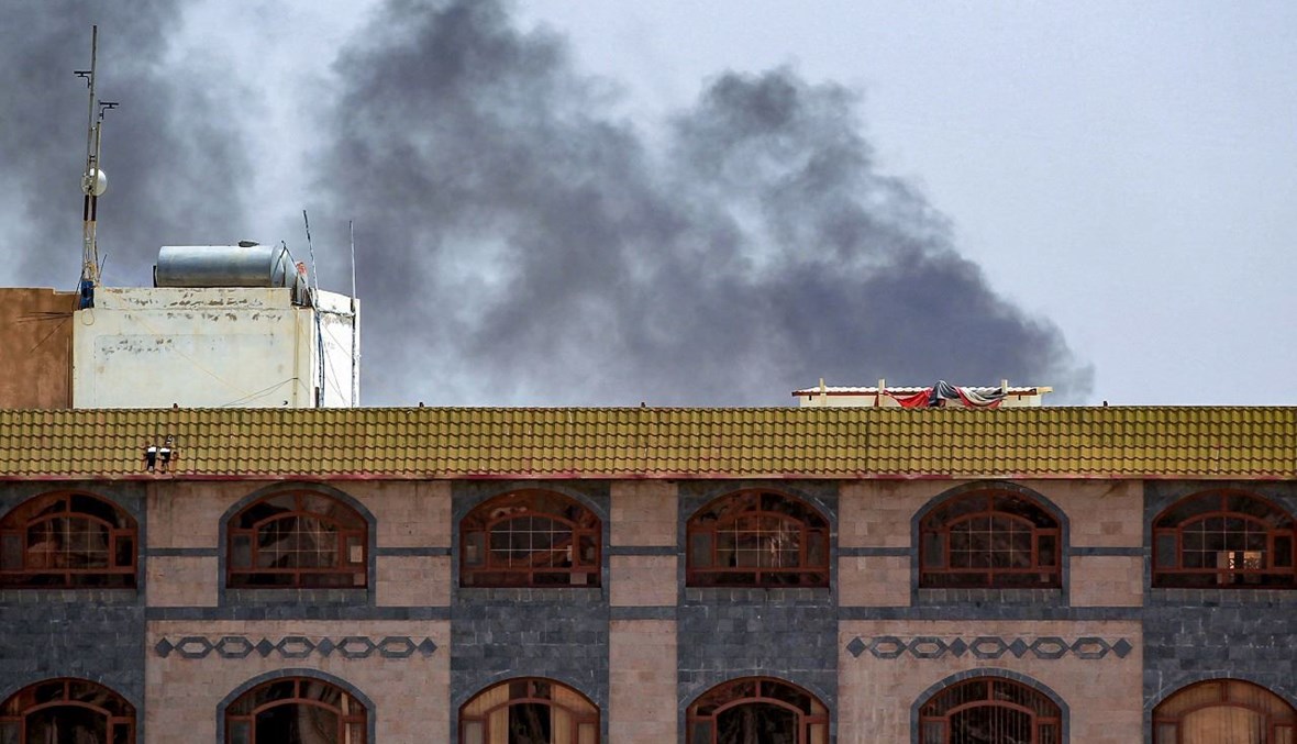 دخان يتصاعد في العاصمة صنعاء، في أعقاب غارة جوية شنتها قوات التحالف بقيادة السعودية (10 حزيران 2021، أ ف ب). 