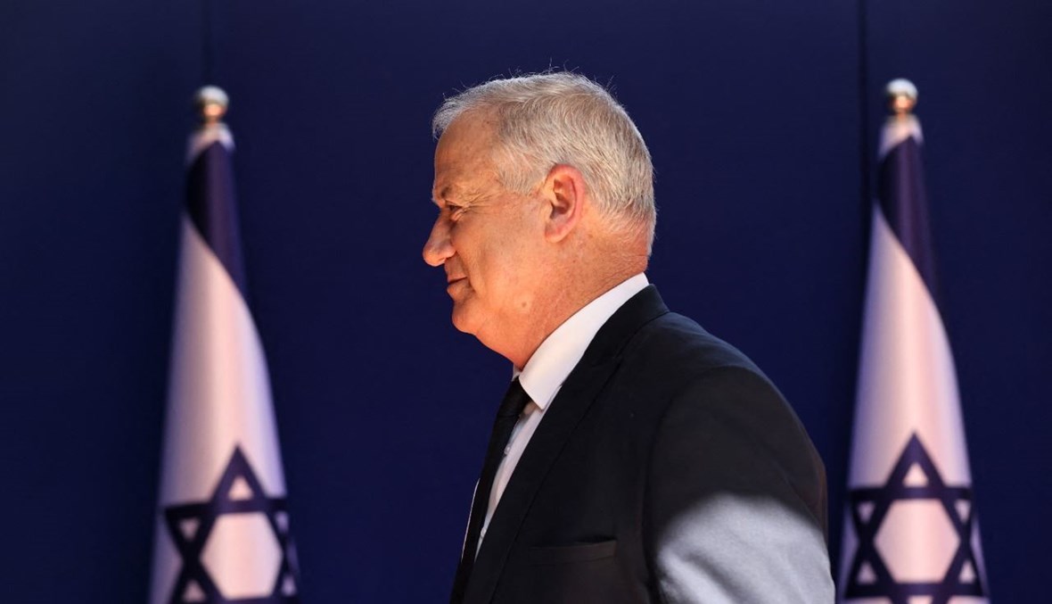 غانتس لدى وصوله لالتقاط الصورة التذكارية للحكومة الائتلافية الجديدة في مقر إقامة الرئيس في القدس (14 حزيران 2021، أ ف ب). 
