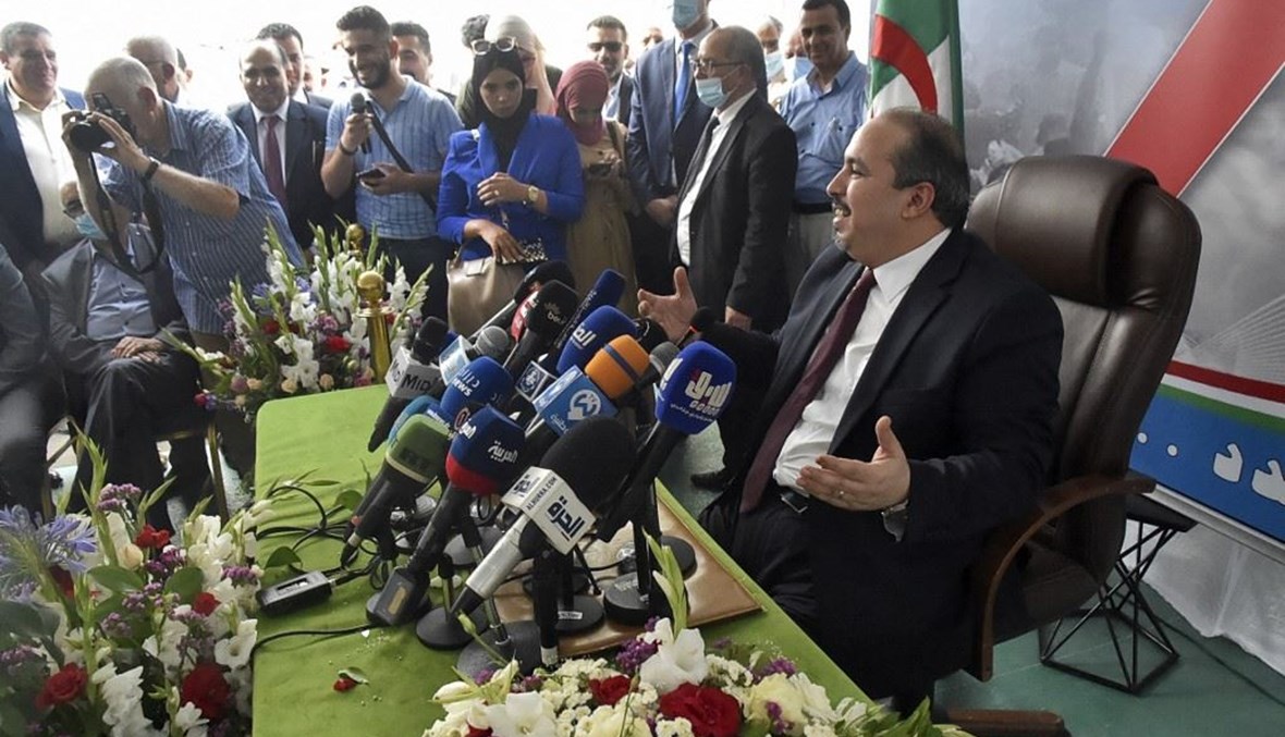 الأمين العام لجبهة التحرير الوطني الجزائرية أبو الفضل البعجي خلال مؤتمره الصحافي في العاصمة الجزائرية الاربعاء.  (أ ف ب)