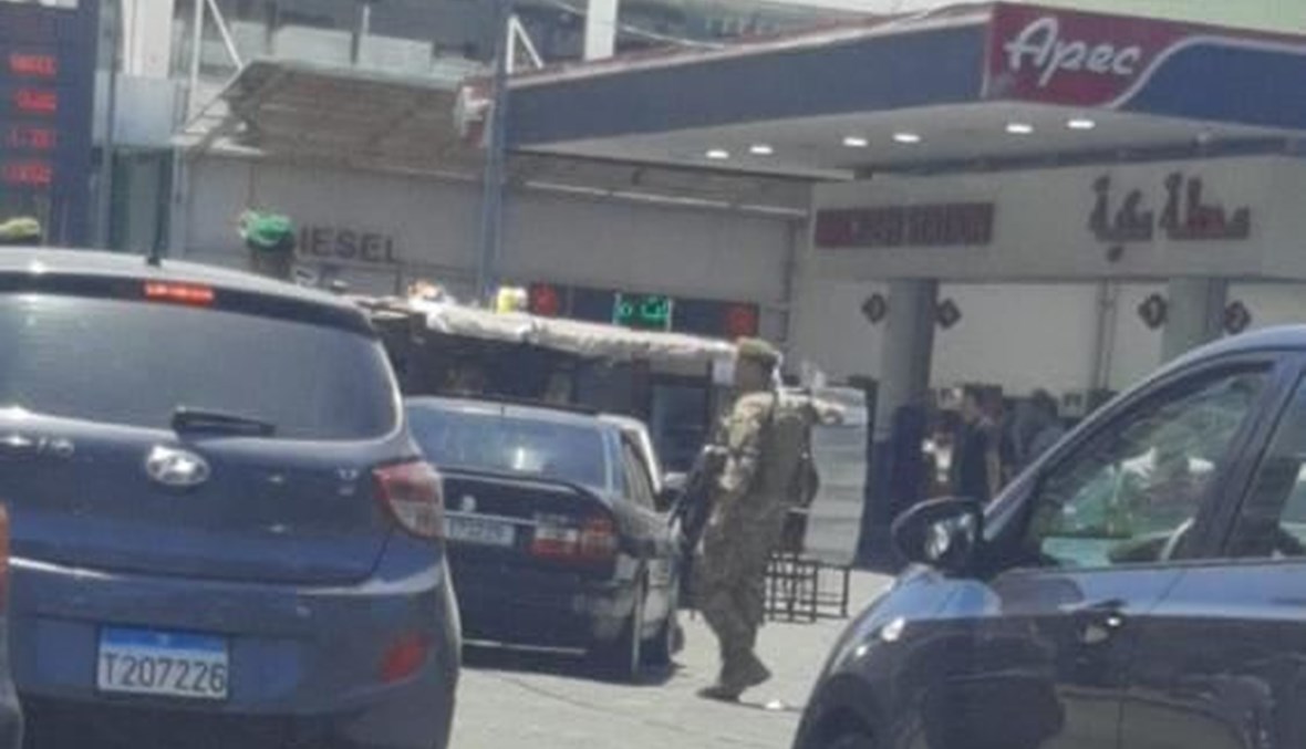 إشكال بسبب تعبئة البنزين أمام محطة للمحورقات في طرابلس.